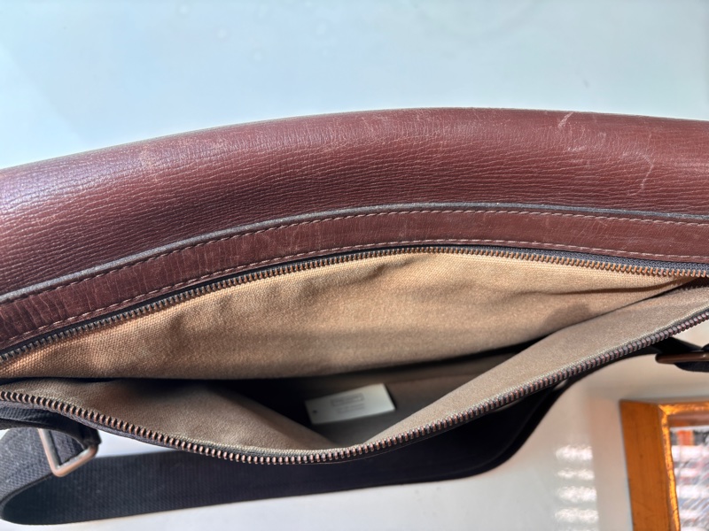 LV Louis Vuitton Utah Omaha 棕色小牛皮郵差包-3