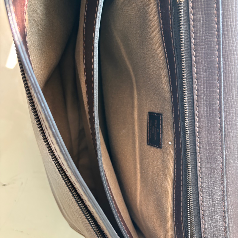 LV Louis Vuitton Utah Omaha 棕色小牛皮郵差包-5