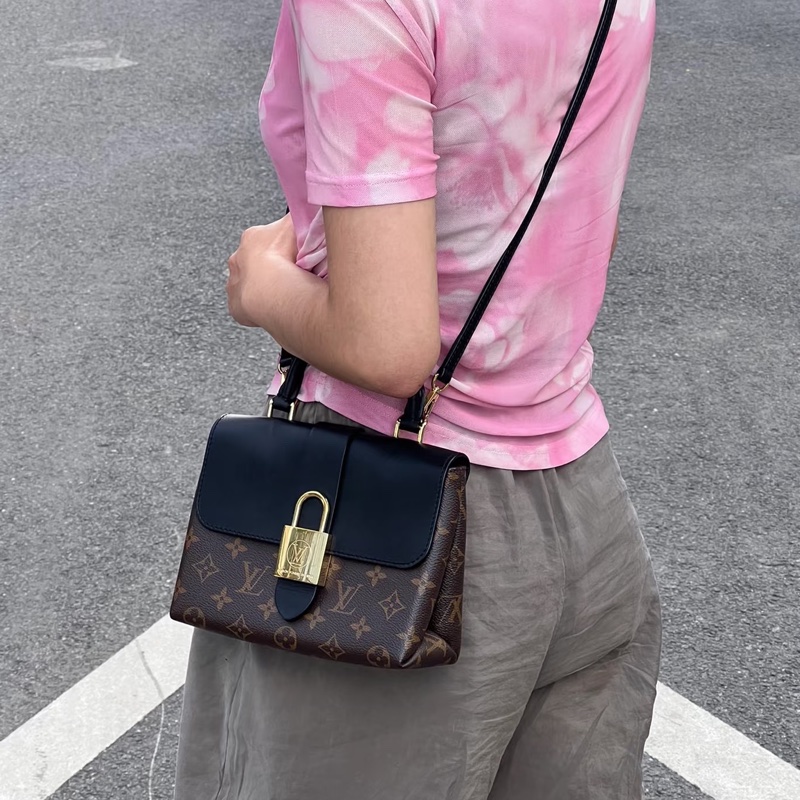 LV 老花拼黑 Locky BB 金釦手提斜背包｜後悔太晚買它🔒-3