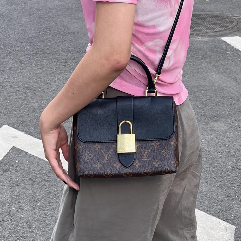 LV 老花拼黑 Locky BB 金釦手提斜背包｜後悔太晚買它🔒-4