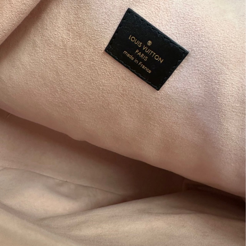 LOUIS VUITTON Coussin 小牛皮流浪包 手提、斜挎、單肩包 中號,女款 黑色牛皮-8