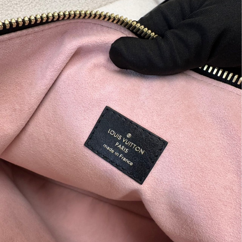 LOUIS VUITTON Coussin 小牛皮流浪包 手提、斜挎、單肩包 中號,女款 黑色牛皮-9
