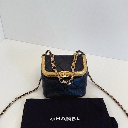 閒置新 香奈兒/Chanel 手工坊繫列Kiss lock mini 黑金垃圾包-0