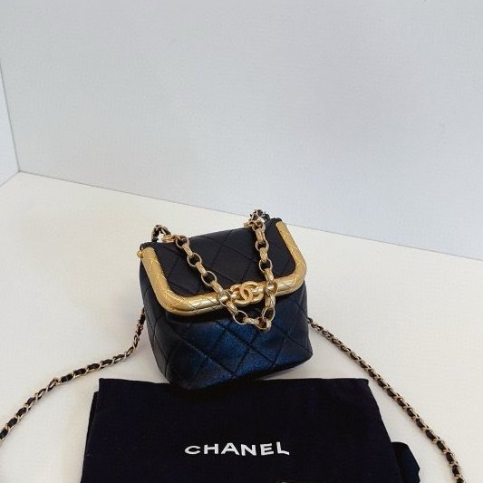 閒置新 香奈兒/Chanel 手工坊繫列Kiss lock mini 黑金垃圾包-2