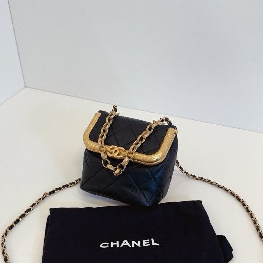 閒置新 香奈兒/Chanel 手工坊繫列Kiss lock mini 黑金垃圾包-3