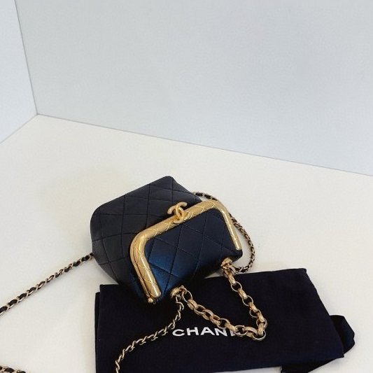 閒置新 香奈兒/Chanel 手工坊繫列Kiss lock mini 黑金垃圾包-4