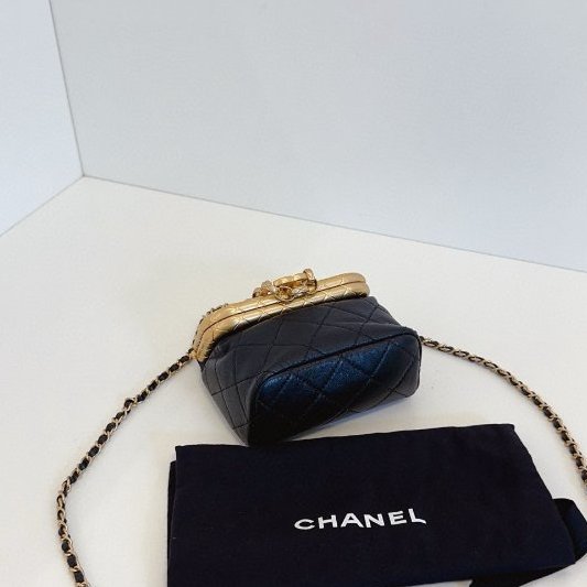 閒置新 香奈兒/Chanel 手工坊繫列Kiss lock mini 黑金垃圾包-8