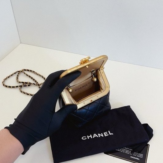 閒置新 香奈兒/Chanel 手工坊繫列Kiss lock mini 黑金垃圾包-9
