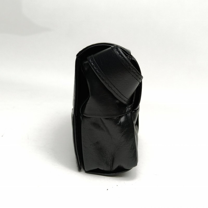 BOTTEGA VENETA Cassette腰包Mini18黑色油蠟皮銀扣肩背包-1