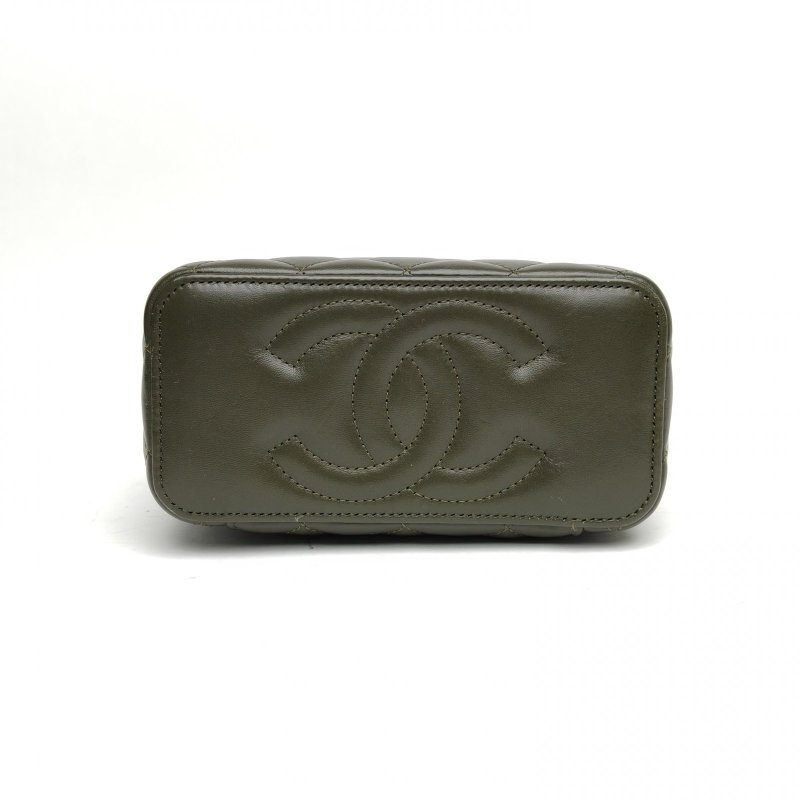 CHANEL 22K長盒子化妝包綠色羊皮鐳射標鳳梨扣金柱調節扣肩背包-4