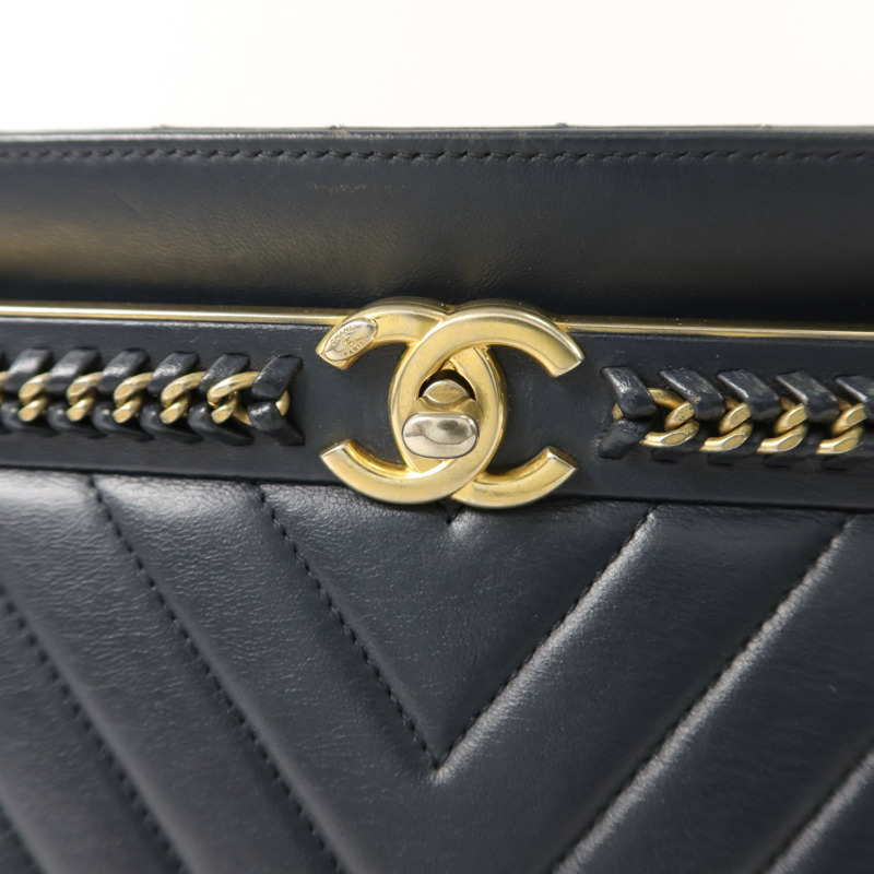 CHANEL 牛皮皮革Chevron V Stitch鏈帶手挽肩背兩用袋-9