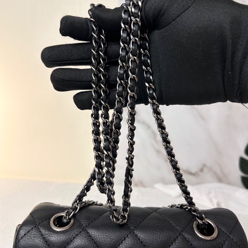 Chanel 雙 C 絎縫皮革翻蓋鏈條把手鏈帶手提包肩背包 A98549-23