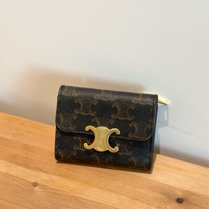 全新現貨celine compact wallet  tan 品牌標誌金扣印花 帆布 卡包錢包 二合一 棕褐色-0