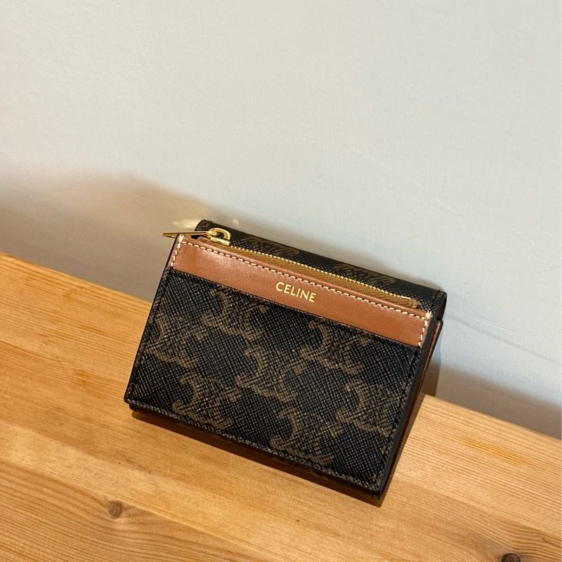 全新現貨celine compact wallet  tan 品牌標誌金扣印花 帆布 卡包錢包 二合一 棕褐色-1