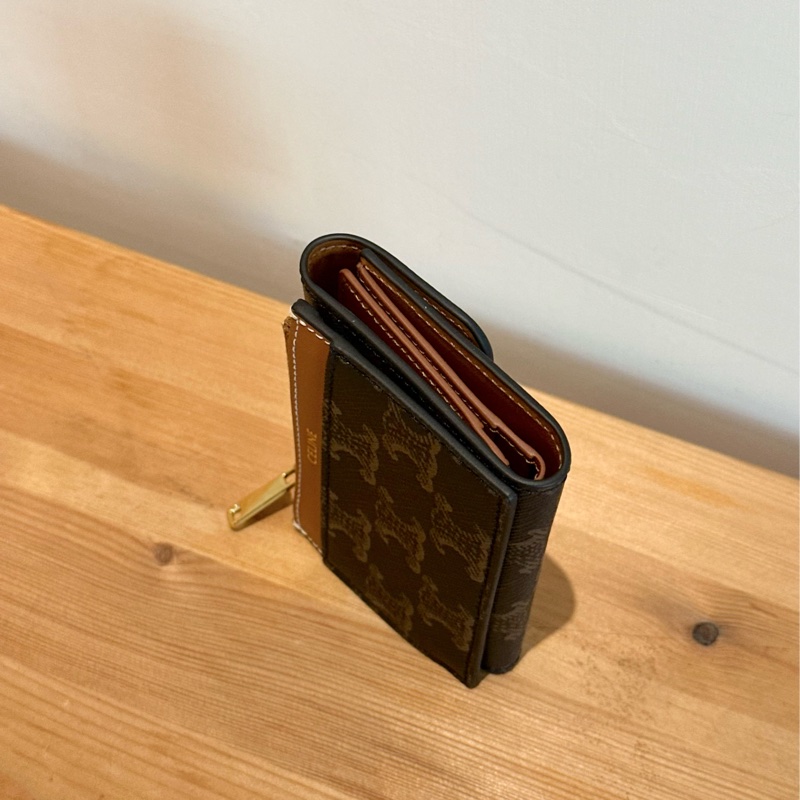 全新現貨celine compact wallet  tan 品牌標誌金扣印花 帆布 卡包錢包 二合一 棕褐色-2