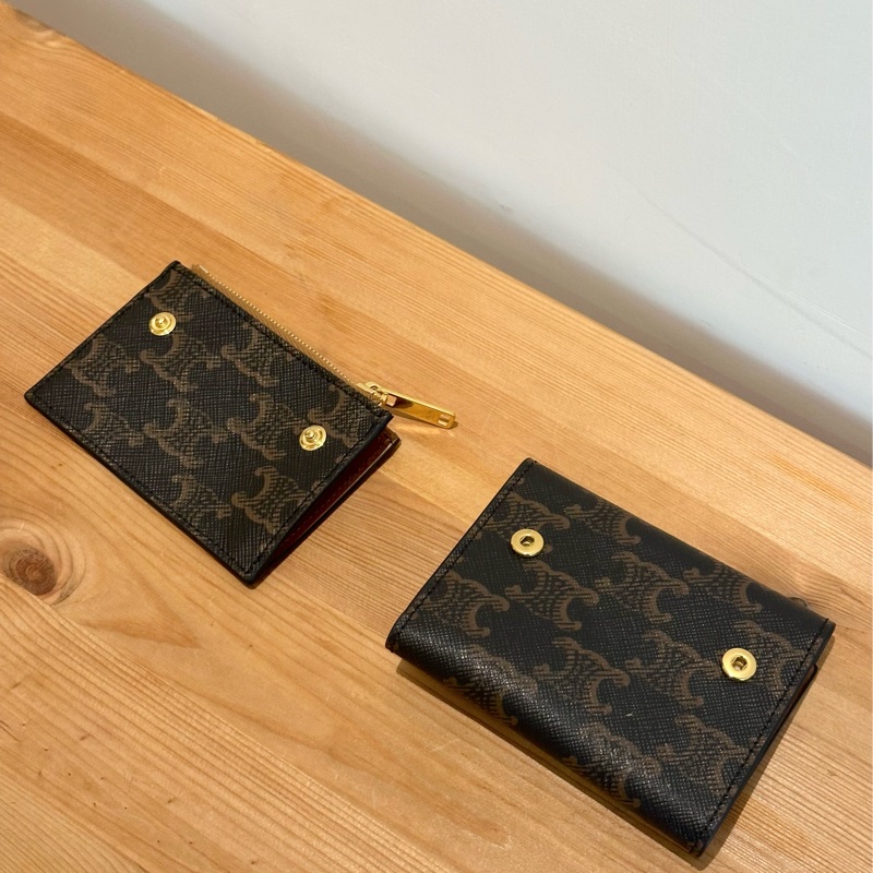 全新現貨celine compact wallet  tan 品牌標誌金扣印花 帆布 卡包錢包 二合一 棕褐色-3