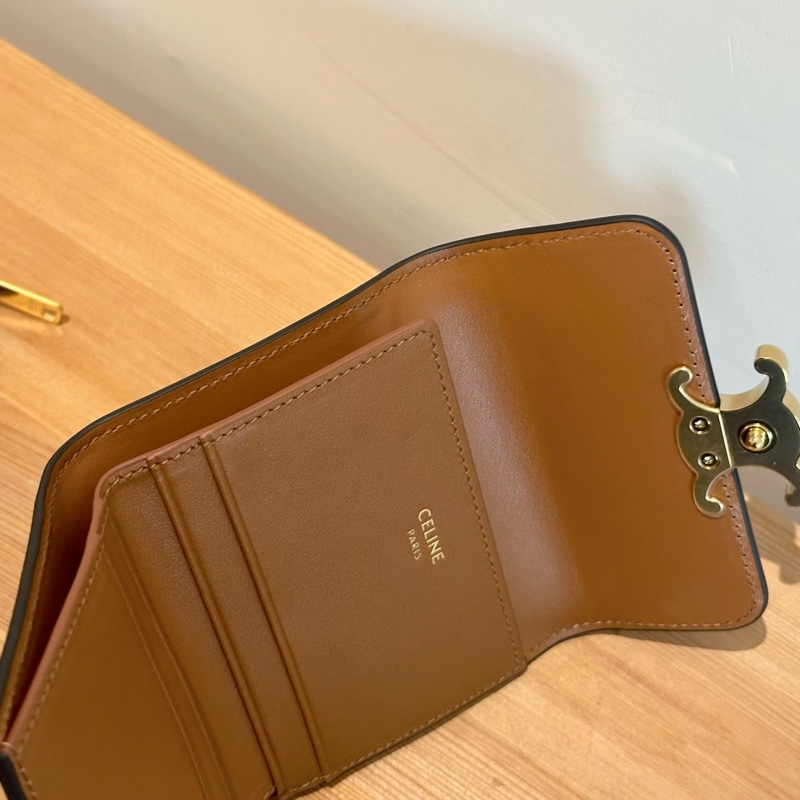 全新現貨celine compact wallet  tan 品牌標誌金扣印花 帆布 卡包錢包 二合一 棕褐色-4