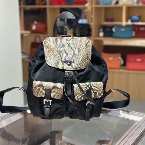 Prada普拉达背包尼龙拼稀有皮双肩背包