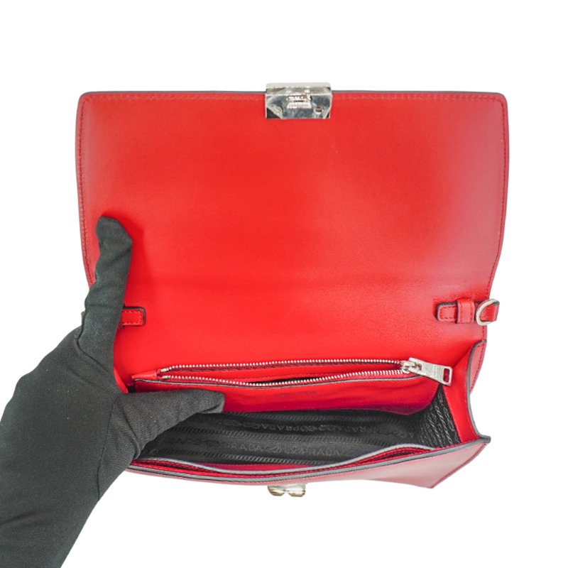 Prada 展示品 Saffiano Eleltra 銀釦全皮鉚釘鍊帶斜背包(1BD120-紅)-4