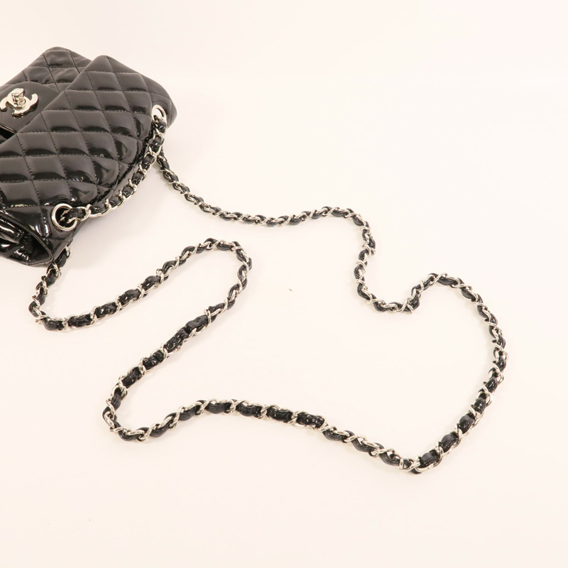 CHANEL 漆皮皮革Mini Classic 20鏈帶肩背袋-5