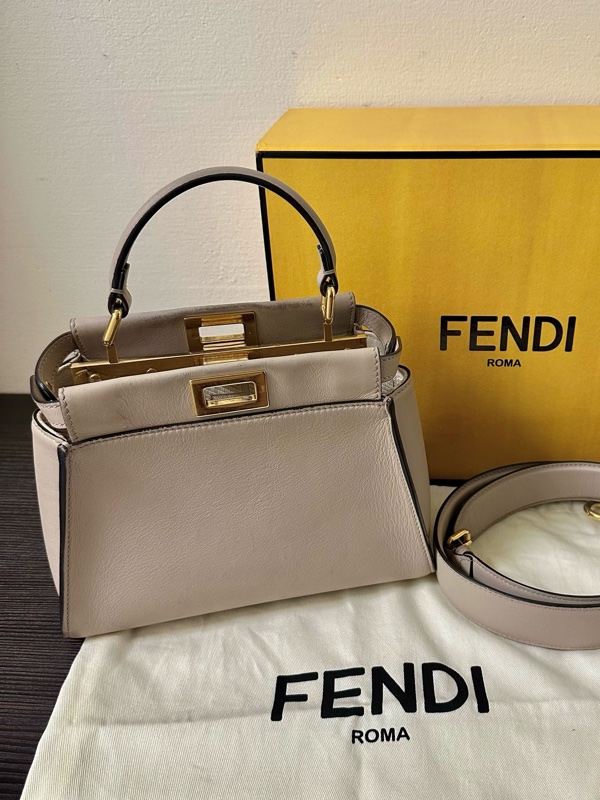 💎Han's house精品服飾💎 芬迪FENDI 8BN244 Peekaboo NAPPA皮革轉扣雙層迷你兩用包 大象灰-0