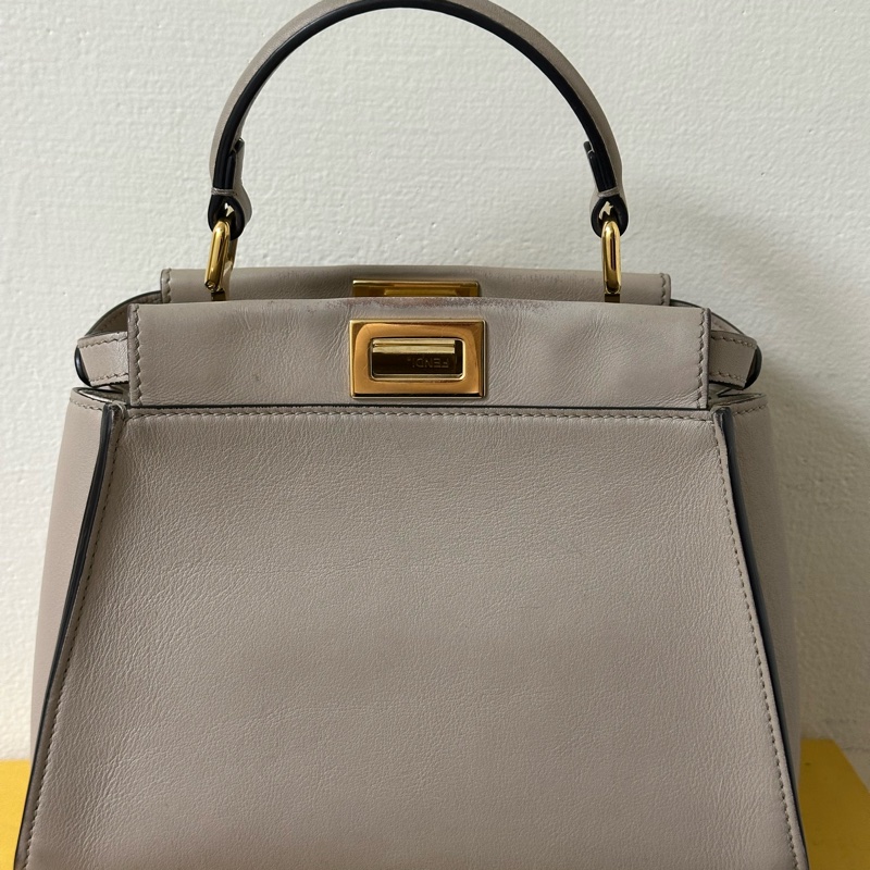 💎Han's house精品服飾💎 芬迪FENDI 8BN244 Peekaboo NAPPA皮革轉扣雙層迷你兩用包 大象灰-6