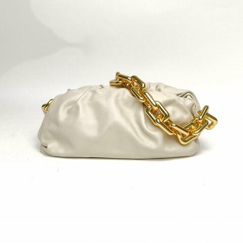 BOTTEGA VENETA Pouch雲朵包粗鏈條單肩包白色牛皮金扣肩背包
