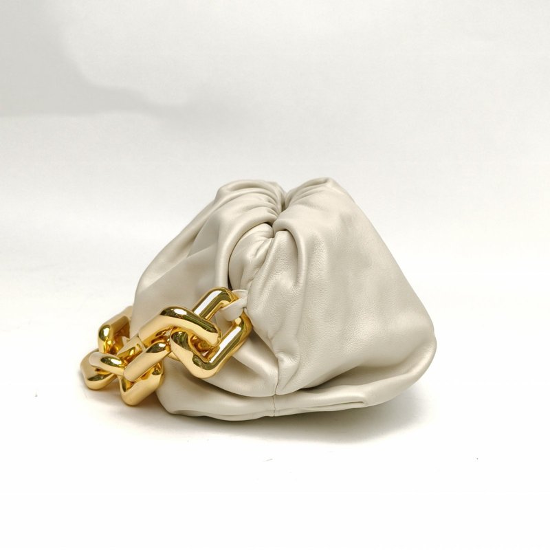 BOTTEGA VENETA Pouch雲朵包粗鏈條單肩包白色牛皮金扣肩背包-1