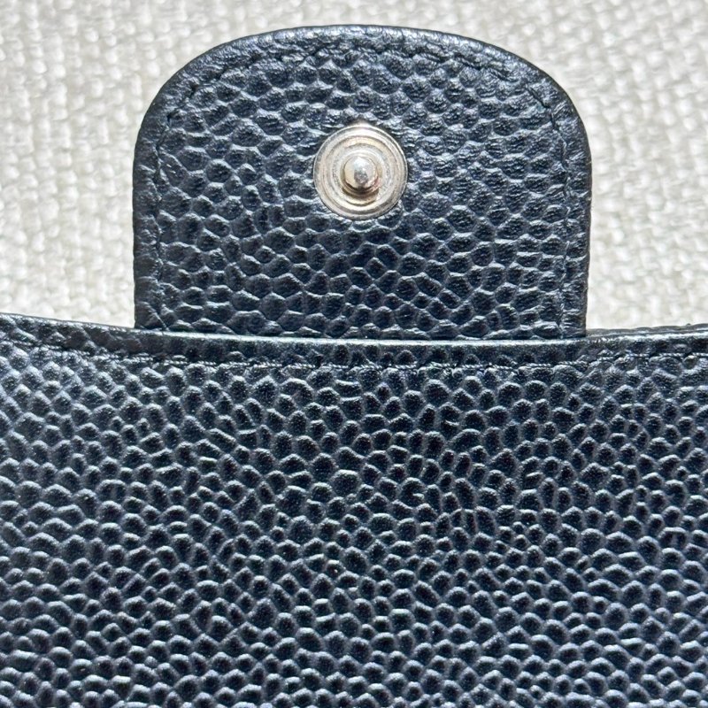 CHANEL 荔枝皮黑銀二折扣式長夾-18