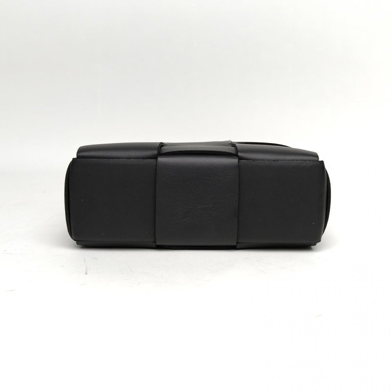 BOTTEGA VENETA 黑色羊皮miniCassettetote斜挎包肩背包-4