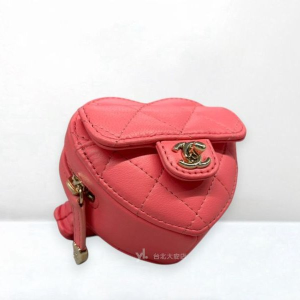 A13214-CHANEL 桃粉色羊皮迷你愛心鬆緊帶零錢/耳機包-1
