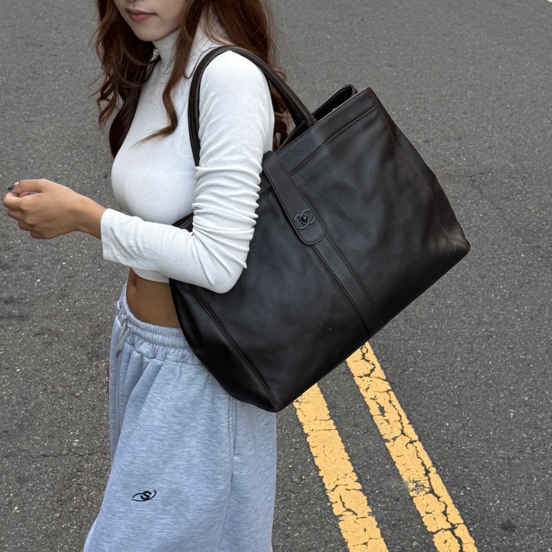 (極新🎁超稀有) CHANEL “so black”黑釦 肩背托特包【專櫃27.6萬】-0