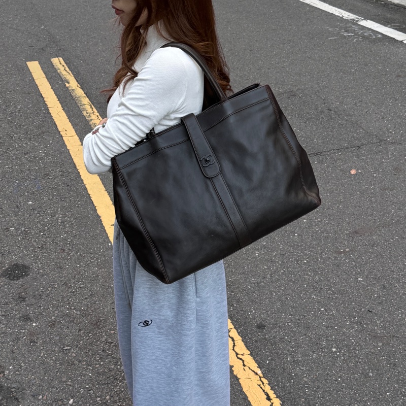 (極新🎁超稀有) CHANEL “so black”黑釦 肩背托特包【專櫃27.6萬】-2