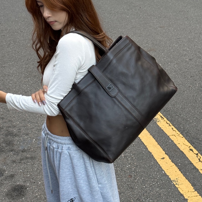 (極新🎁超稀有) CHANEL “so black”黑釦 肩背托特包【專櫃27.6萬】-4