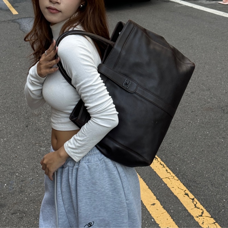 (極新🎁超稀有) CHANEL “so black”黑釦 肩背托特包【專櫃27.6萬】-5