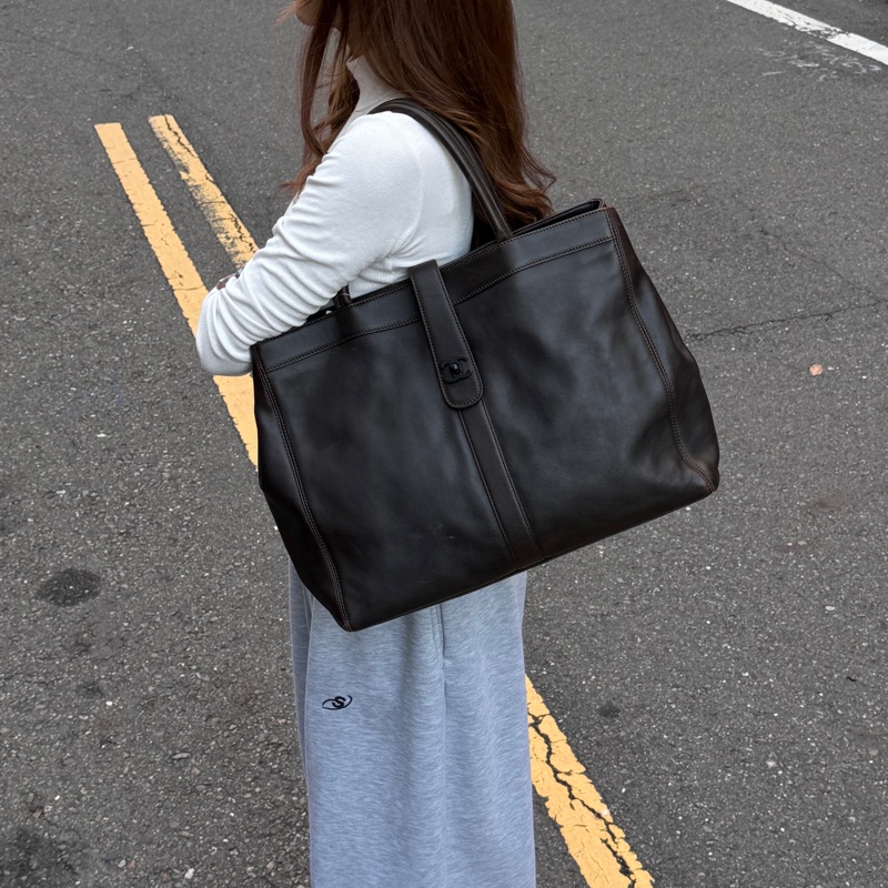 (極新🎁超稀有) CHANEL “so black”黑釦 肩背托特包【專櫃27.6萬】-23