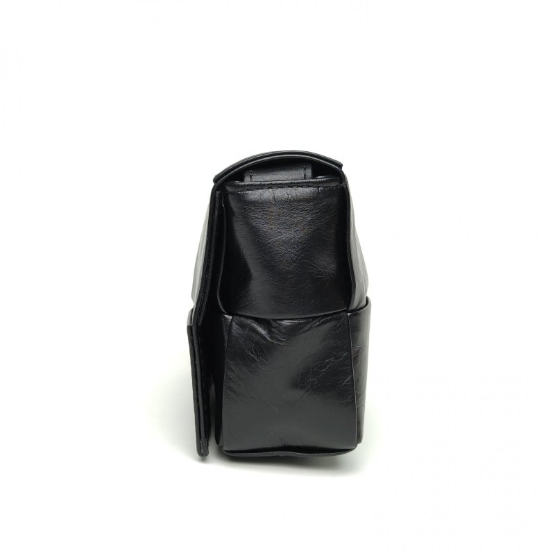 BOTTEGA VENETA CassetteMini12黑色牛皮肩背包-1