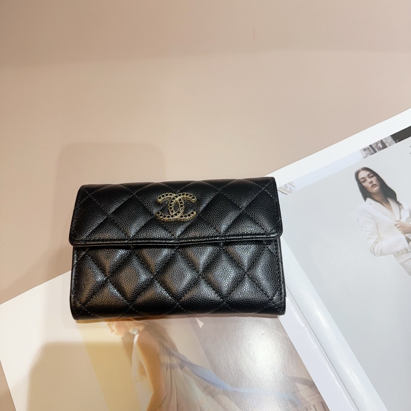 Chanel 黑荔枝牛皮鑲黑色水鑽雙logo三折中夾-0
