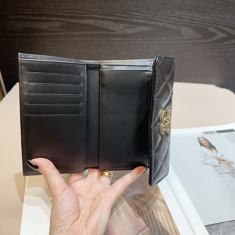 Chanel 黑荔枝牛皮鑲黑色水鑽雙logo三折中夾-7