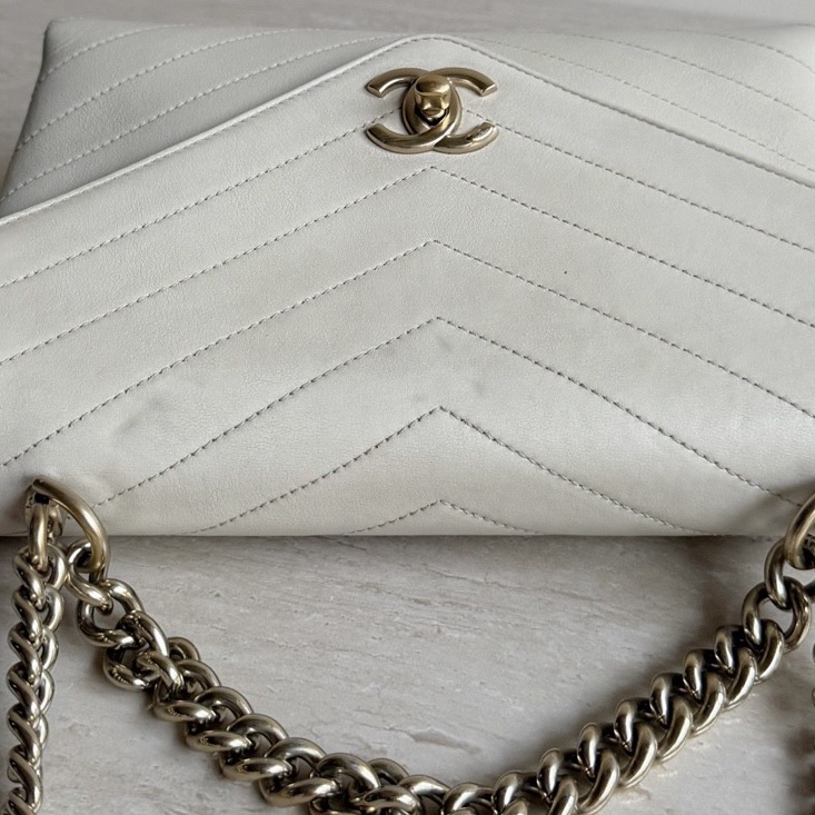 Chanel香奈兒V紋牛皮象牙白信封包 26開 底長23-7
