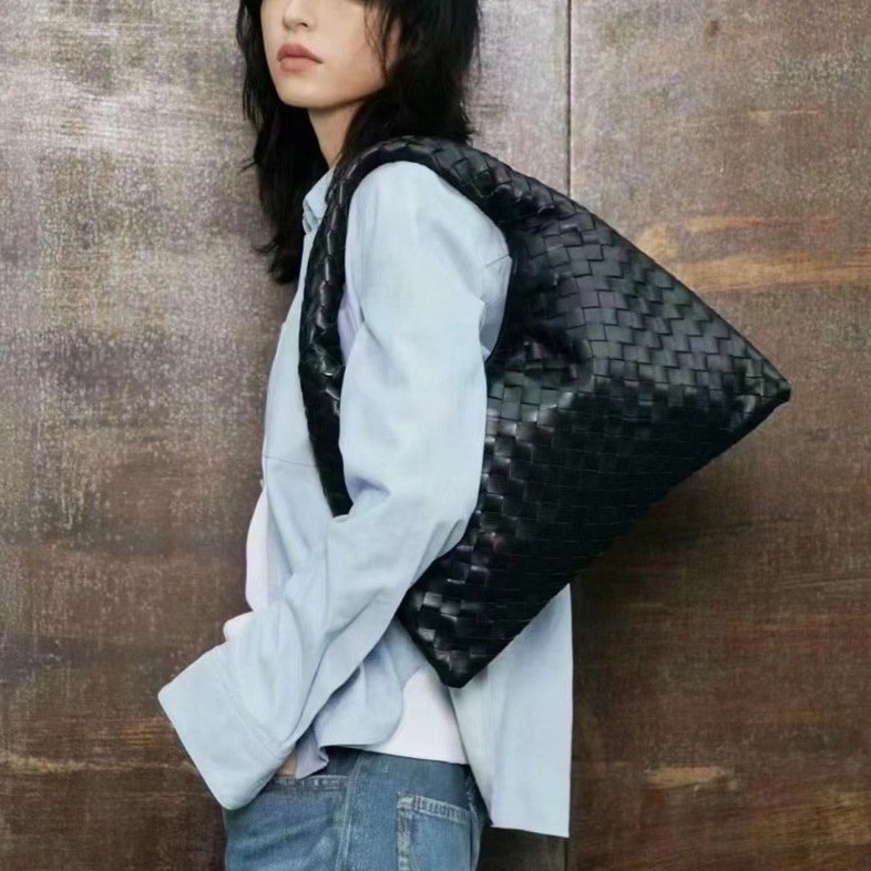::Bottega Veneta:: BV 經典編織黑色 Small Hop小 款手袋 肩背包 手提包 Hobo 和尚包-0