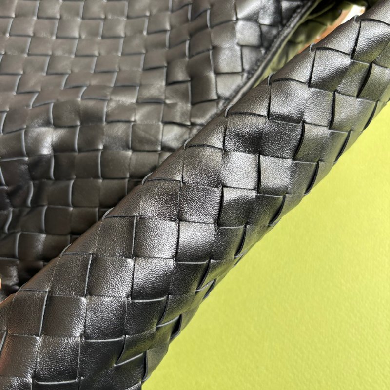 ::Bottega Veneta:: BV 經典編織黑色 Small Hop小 款手袋 肩背包 手提包 Hobo 和尚包-12