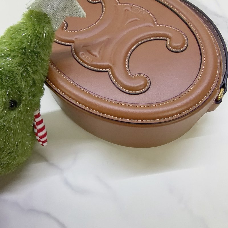 CELINE 小牛皮焦糖棕月圓餅包-7
