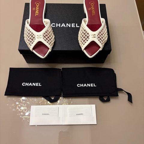 Chanel 最新2026渡假系列特展限量款矮跟拖鞋