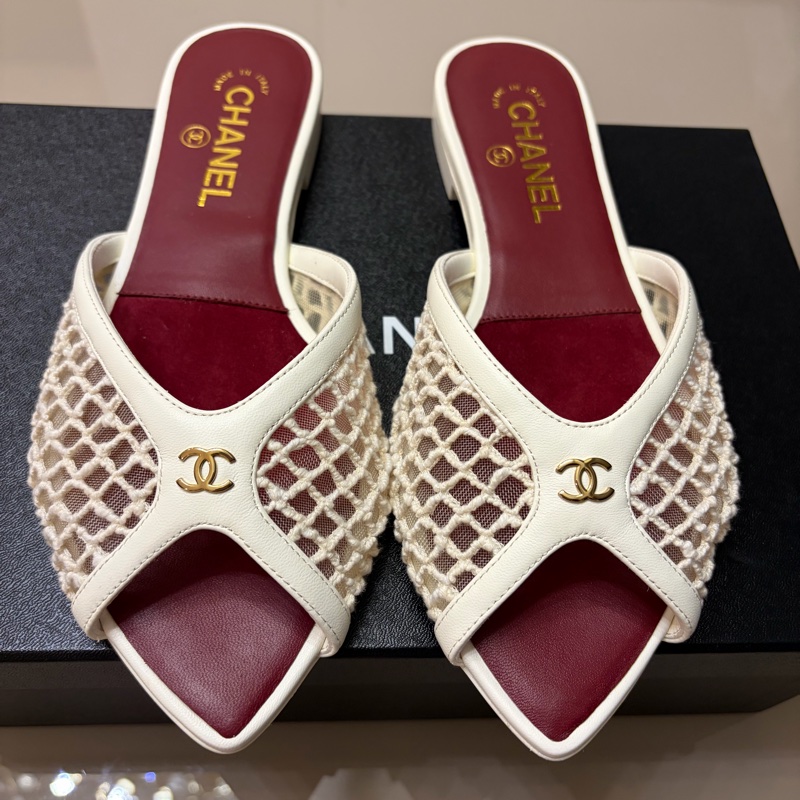 Chanel 最新2026渡假系列特展限量款矮跟拖鞋-5