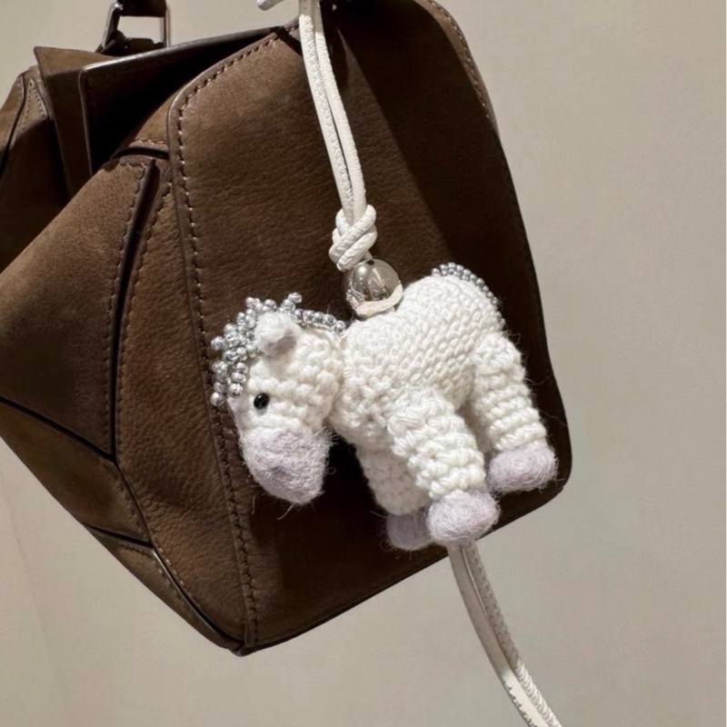全新✨LOEWE✨2026馬年限量串珠搖滾小馬羊毛氈掛飾包掛吊飾-1