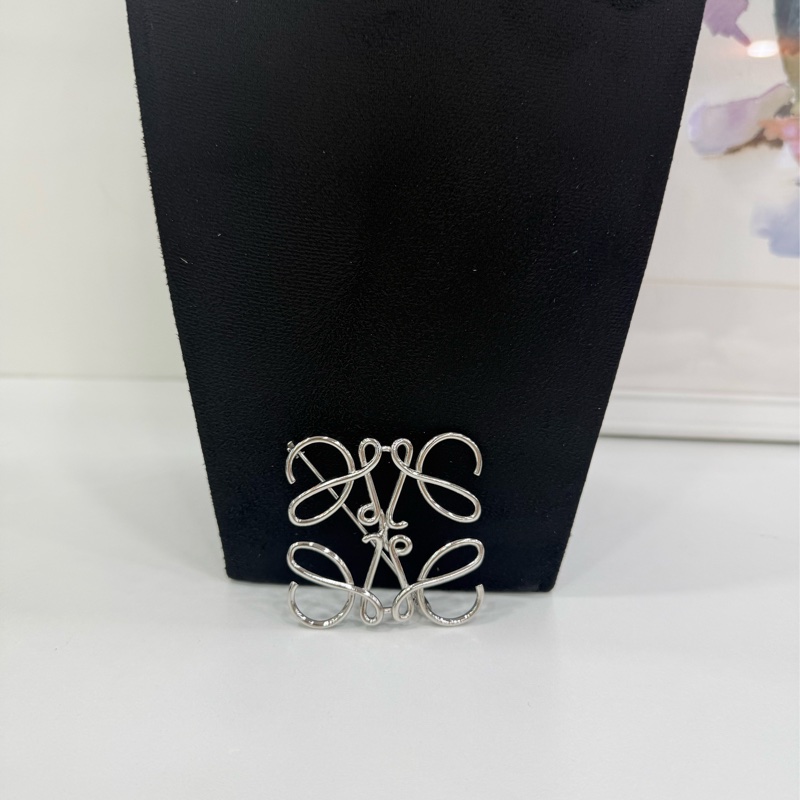Loewe 銀色logo胸針 簡約百搭 閒置未使用-1