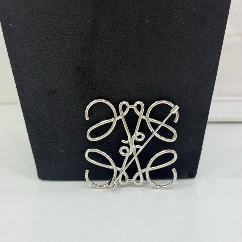 Loewe 銀色logo胸針 簡約百搭 閒置未使用-2