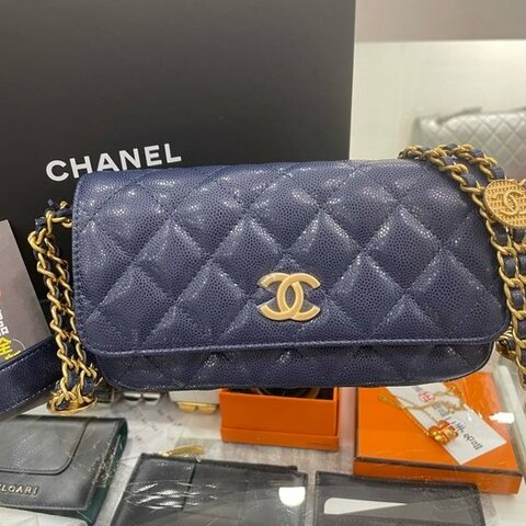 東區正精品㊣CHANEL AP2860 全新香奈兒藍色荔枝牛皮雙排金鍊鈕扣金幣磁釦手機包晚宴包斜背包 RZ3240