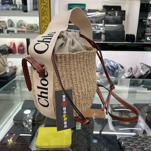 東區正精品㊣CHLOE Woody CHC22SS38 全新米白色帆布拼焦糖色皮革肩背草編織藤編束口水桶包RZ5112-1
